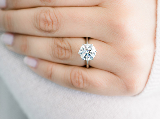 Moissanite กับ Diamond: อะไรคือความแตกต่าง?