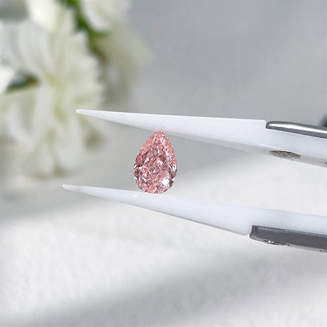 Pear Cut Vivid Pink Lab Grown Diamond พร้อมใบรับรอง IGI