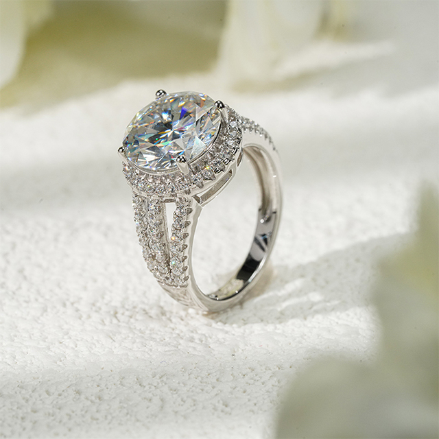 S925 เงินสเตอร์ลิงรอบ Brilliant Cut Moissanite Halo แหวนหมั้น