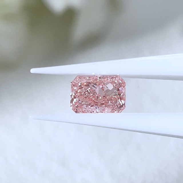 Vivid Pink Radiant Cut VS Lab Grown Diamond ที่มี IGI