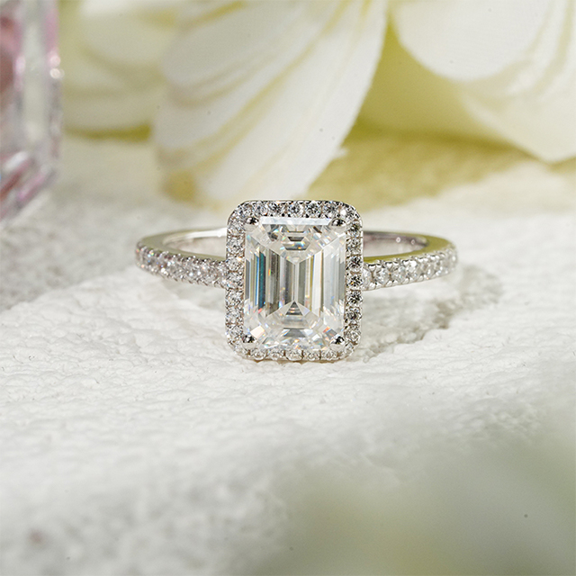 S925 เงินสเตอร์ลิงแปดเหลี่ยมมรกตตัด Moissanite แหวนหมั้น Halo