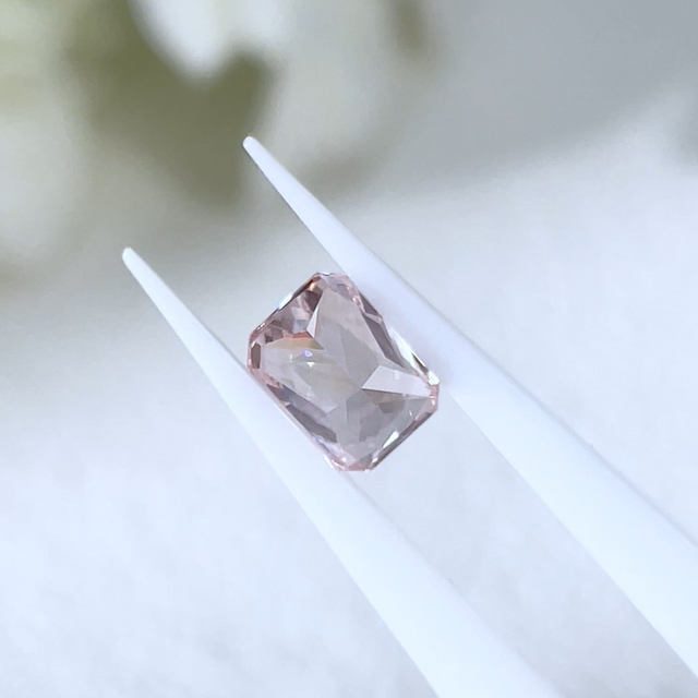 Vivid Pink Radiant Cut VS Lab Grown Diamond ที่มี IGI