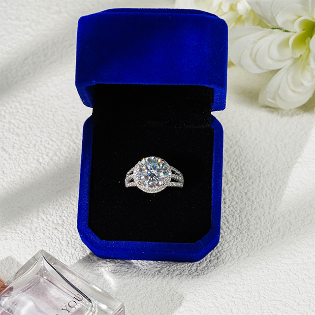 S925 เงินสเตอร์ลิงรอบ Brilliant Cut Moissanite Halo แหวนหมั้น